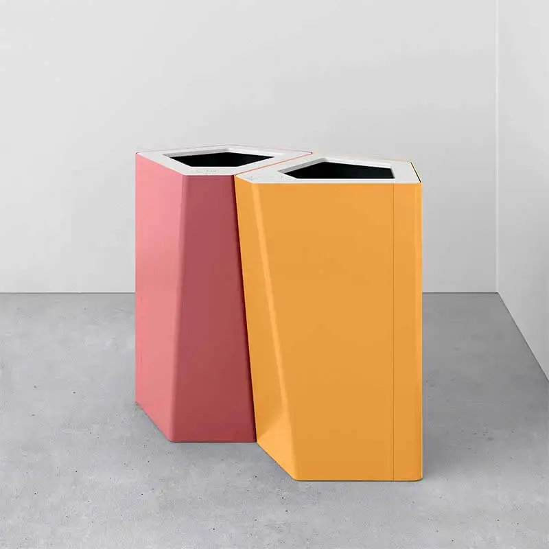 Två papperskorgar i olika färger